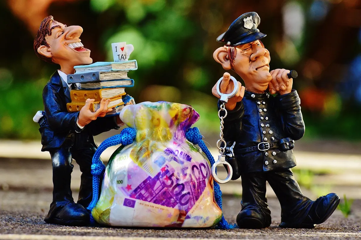 税金、税金の规避、警察、手錠、偽装、税金相談士、財政、お金、税金申告、請求書、所得税、豊かさ、所得税申告、フォーム、ファイル、官僚