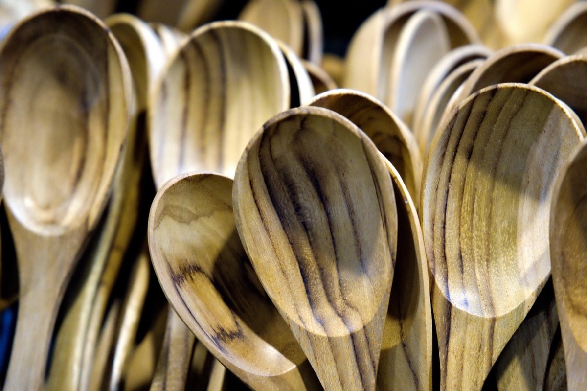 Turkse chef met een houten schop, keuken, keukenstof