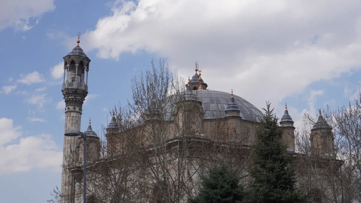 トルココンヤのアジジイェ mosques における雲の下の美しい建築的詳細